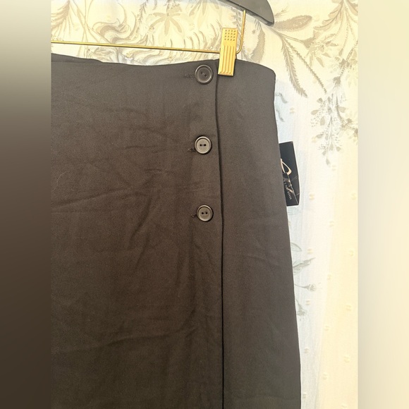 Chic Black Button-Accent Midi Skirt - Picture 2 of 8